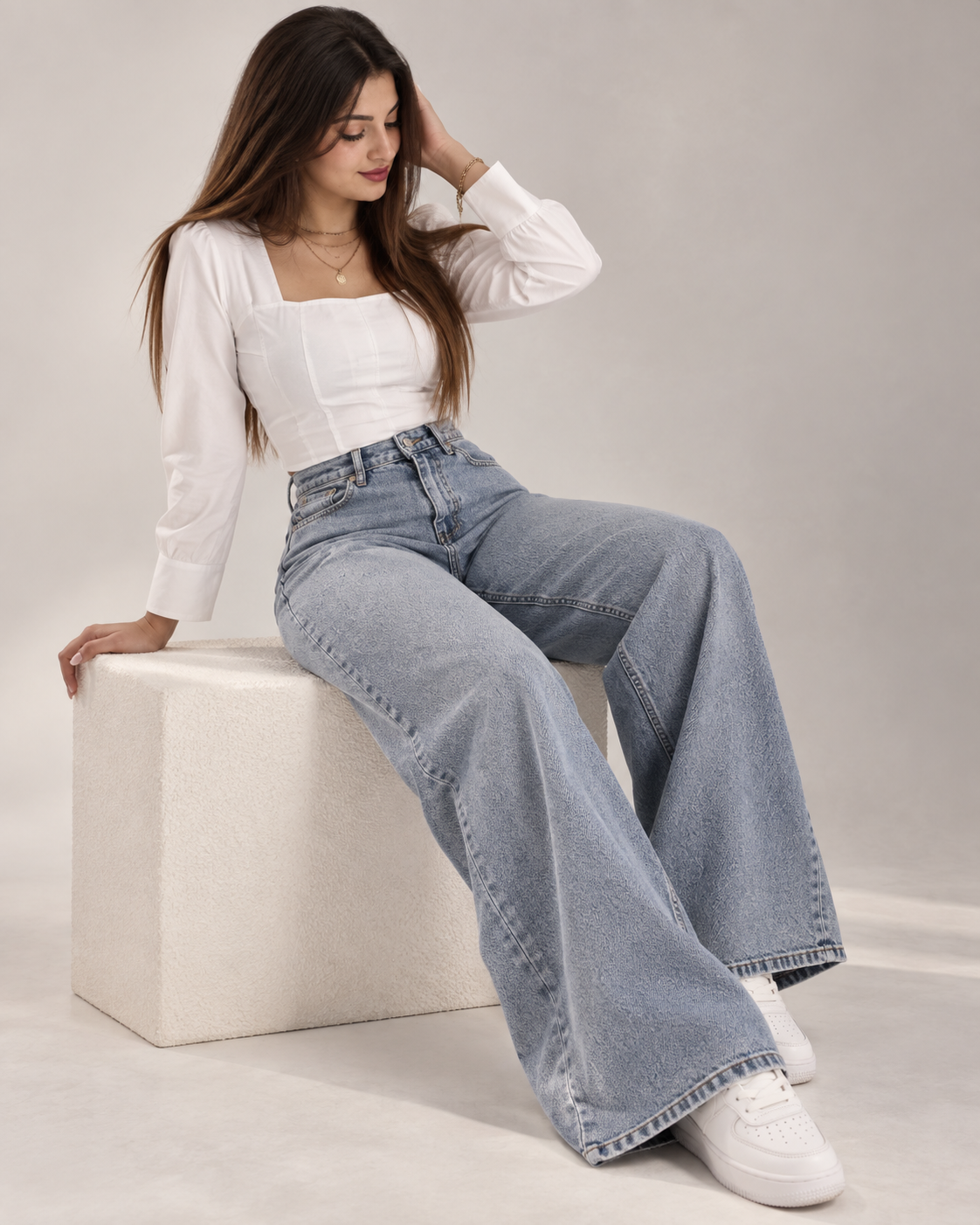 LARGO — détail denim : lavage, surpiqûres, patch cuir